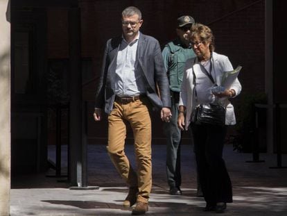 Jaume Clotet surt de la caserna de la Guàrdia Civil.