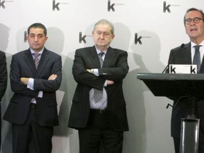 Gregorio Villalabeitia, a la derecha, el pasado mes de noviembre acompa&ntilde;ado por los presidentes de las tres cajas vascas. 