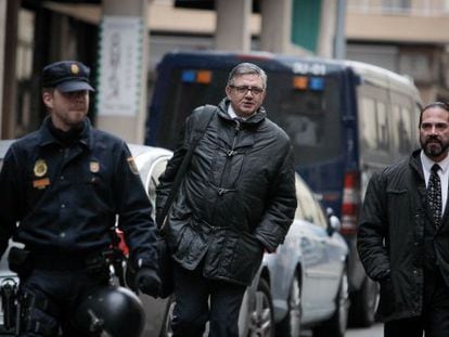 Carlos García Revenga, en el centro, llega a los juzgados de Palma.