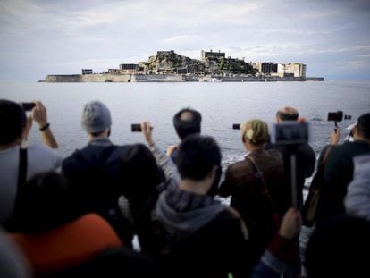 Turistas frente a la isla de Hashima, en Nagasaki (Japón).