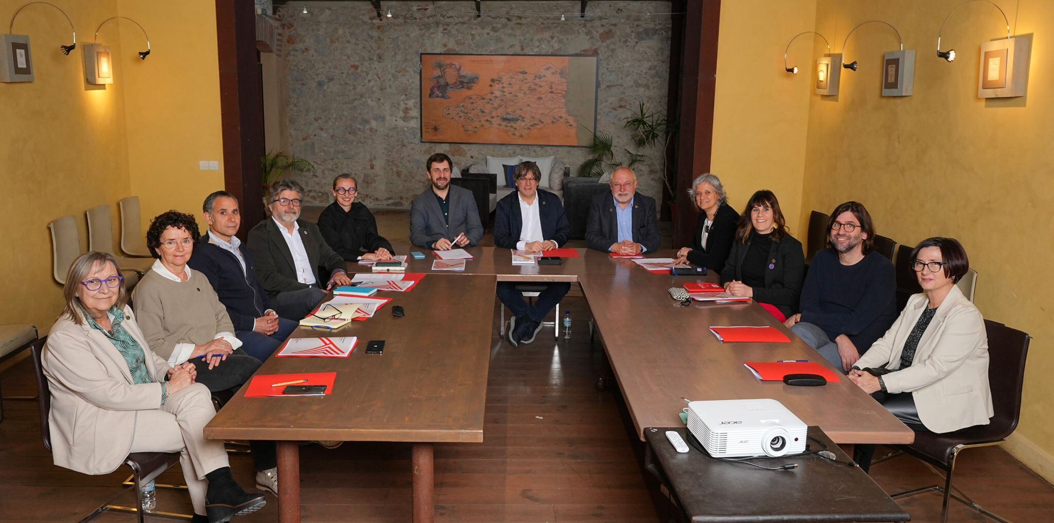 Foto difundida por el llamado Consell de la República de su reunión en Ribesaltes (Francia) este viernes. En el centro de la foto, Carles Puigdemont.