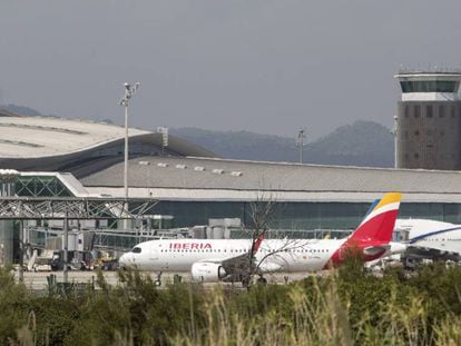 Un avión de Iberia en el aeropuerto de El Prat.