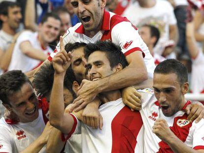 Bueno celebra con sus compañeros su primer gol.