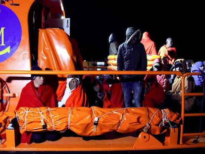 Un barco de Salvamento Marítimo, con inmigrantes rescatados cuando navegaban en una patera en el Mar de Alborán este pasado lunes. En vídeo, imágenes del rescate.