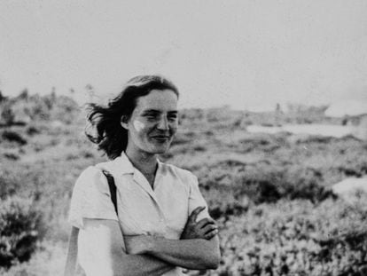 Detalle de una foto de la escritora Carmen Laforet, en un viaje a Canarias, en 1951.