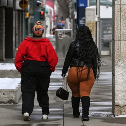 Dos mujeres pasean por el centro de Edmonton, en Alberta (Canadá).