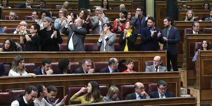 Los diputados de ERC aplauden a la diputada de EH Bildu en el Congreso Mertxe Aizpurua tras su intervención.