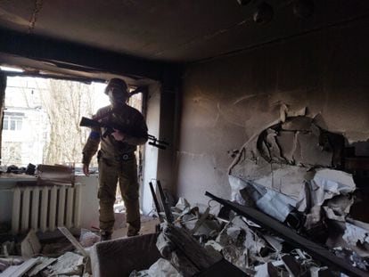 Un miembro de las brigadas de defensa territorial ucranias, el viernes en un apartamento de Kulbakino.