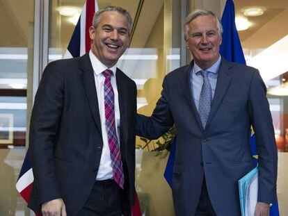 El secretario británico para Brexit, Stephen Barclay,junto al negociador jefe de la UE, Michel Barnier