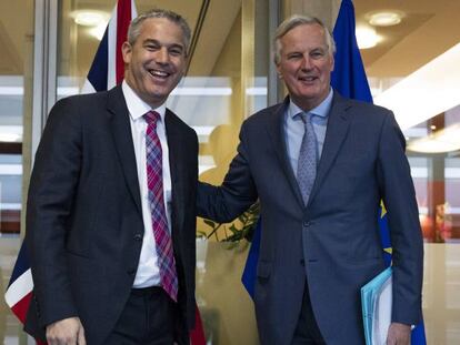 El secretario británico para Brexit, Stephen Barclay,junto al negociador jefe de la UE, Michel Barnier