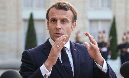 El presidente francés, Emmanuel Macron, afuera del Elíseo, este lunes.