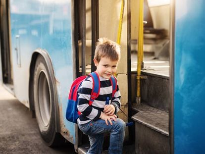 Un niño sube al autobús. 