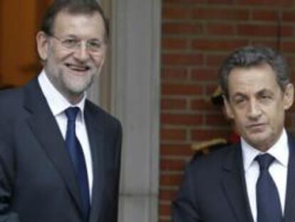 El jefe del Gobierno, Mariano Rajoy, saluda al presidente francés, Nicolás Sarkozy, con quien se ha reunido esta tarde en el Palacio de La Moncloa.