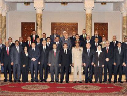 El nuevo Gobierno rodea al presidente Morsi y a Tantaui, ministro de Defensa.