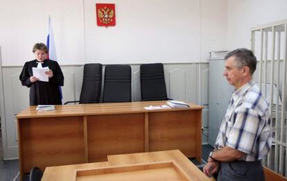 El juez lee la sentencia del empresario ruso-español Antonio Valdés García durante la sesión celebrada en el tribunal de Basmanny, Moscú, Rusia.