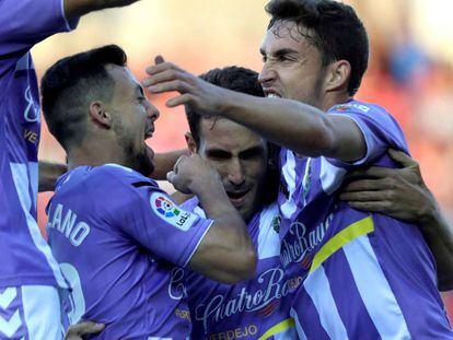 El defensa del Valladolid, Kiko Olivas, en el centro, celebra el primer gol de su equipo junto a varios compañeros.