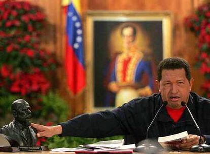 El presidente Hugo Chávez se dirige a los periodistas, ayer, en el palacio de Miraflores, en Caracas.