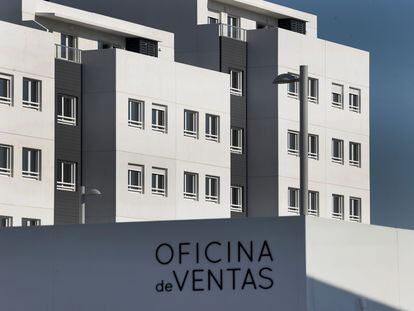 Vista de varios bloques de viviendas en venta este martes en el barrio madrileño de El Cañaveral.