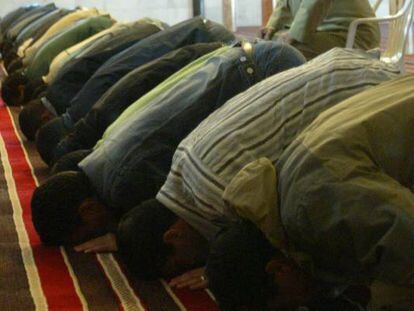 Musulmanes rezan en una mezquita de Madrid. 