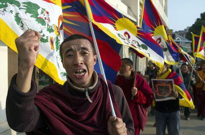 Un exiliado tibetano protesta en solidaridad con los inmolados este jueves en Dharmsala, India.