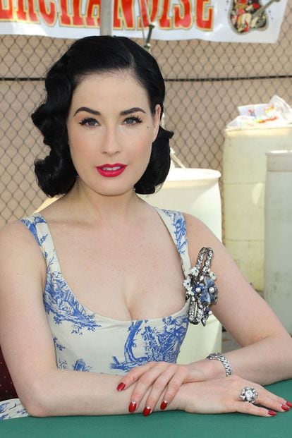 Dita Von Teese es la persona más fiel a su estilismo que hay sobre la faz de la tierra. Por eso es imposible verla sin su perfecta manicura años 50, con las uñas pulidas en punta, la media luna blanca y rojo brillante.