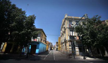 El Cabanyal és de colors. És inventiva. Taulellets egipcis i dracs, sanefes, laberints. I aquesta gentola li marca la desolació amb ratlles marrons.