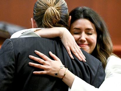 Johnny Depp abraza a su abogada, Camille Vasquez, tras el interrogatorio a Amber Heard en el juicio que se celebra en Farirfax (Virginia).