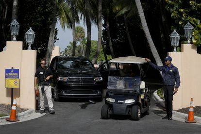 Un miembro del servicio secreto y otro de la seguridad privada, a la entrada de Mar-a-Lago, en Palm Beach (Florida), el martes.