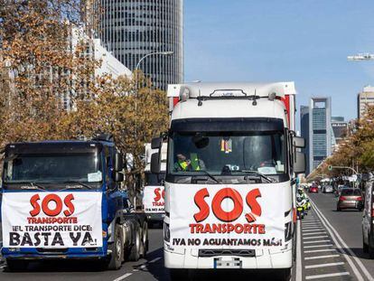Una treintena de camiones se ha concentrado este miércoles en Madrid para protagonizar una marcha por las calles de la capital. 