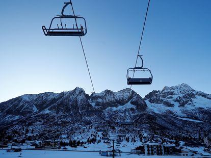 Telesilla parada en la estación de esquí Passo Tonale, en los Dolomitas.