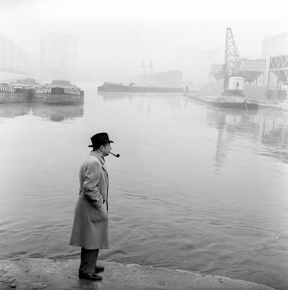 Georges Simenon, con su mítica pipa junto a los canales navegables de Milán, en los años cincuenta.