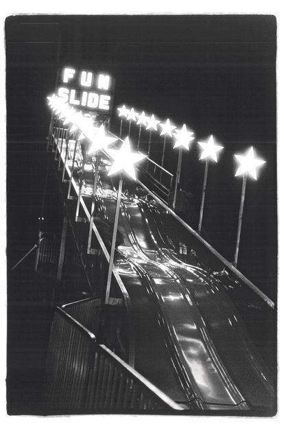 «No invoco a las miradas de los demás. Me hago pequeña, discreta. Llego a ser cualquiera», afirma Jessica Lange sobre su modo de fotografiar su recorrido por el mundo. En la imagen Fun Slide, de Highway 61.