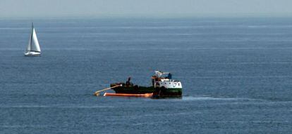 Un momento de la operaci&oacute;n de limpieza del vertido en la costa de Algeciras.