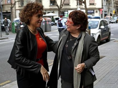 La ministra de Sanidad, Dolors Montserrat (i), junto a la consejera de Trabajo y Asuntos Sociales, Dolors Bassa