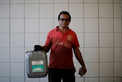 Arlindo Miranda, de 54 años, rellenó su bidón de gasolina para ayudar a un amigo enfermo.