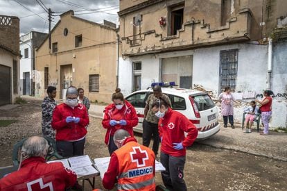 El equipo médico despliega sus mesitas y sillas y atiende a la gente tras ganarse su confianza.