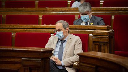 El presidente de la Generalitat, Quim Torra, con mascarilla, en el Parlament.