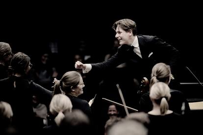 Sonrisas y gestos de complicidad entre Klaus Mäkelä y los músicos de la Filarmónica de Oslo.