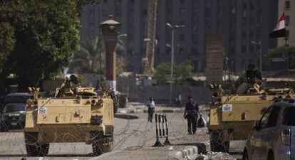 Blindados del Ej&eacute;rcito egipcio junto a la plaza Tahir, en El Cairo.