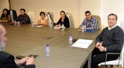 Agirre (a la derecha), el martes durante la primera reunión de la nueva ejecutiva alavesa, que ahora deberá volver a votarse.