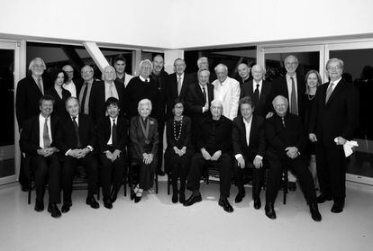 De pie, de izquierda a derecha, el jurado del premio en su edición de 2010: Juhani Pallasmaa, Karen Stein, Rolf Fehlbaum, Jorge Silvetti, Hans Hollein, Alejandro Aravena, Richard Meier, Thom Mayne, Cesar Pelli, Rafael Moneo, Jan Utzon, Richard Rogers, Jean Nouvel, Kevin Roche, Renzo Piano, Martha Thorne, Bill Lacy. Sentados, de izquierda a derecha: Carlos Jimenez, Lord Palumbo, Ryue Nishizawa, Cindy Pritzker, Kazuyo Sejima, Frank Gehry, Christian de Portzamparc y Glenn Murcutt