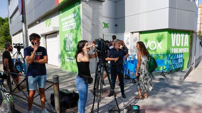Periodistas de diversos medios de comunicación en la sede madrileña de Vox, este domingo, cuando faltaba poco más de una hora para el cierre de los colegios electorales.