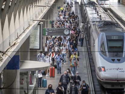 Viajeros procedentes de Madrid llegan a la estación de AVE de Santa Justa de Sevilla, a principios de noviembre.