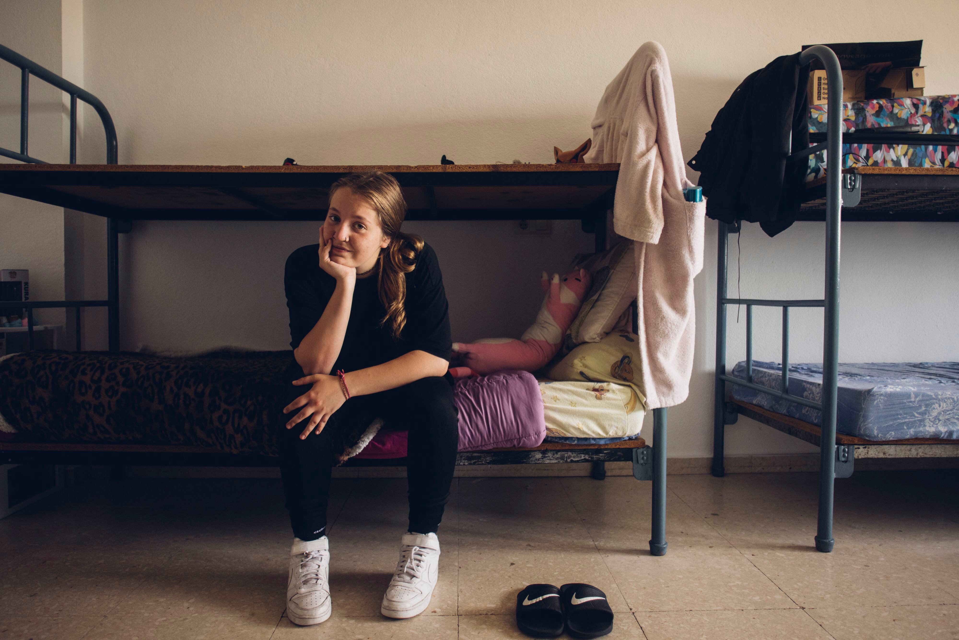 Jimena, una alumna cacereña de 17 años, en su habitación de Muga de Sayago. 