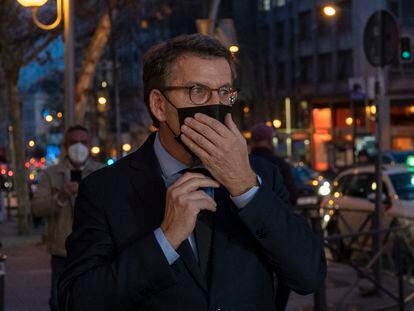 Alberto Núñez Feijóo a su llegada a la sede del PP en la calle Génova, en Madrid.