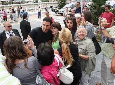 Miguel Ángel Silvestre rodeado de admiradoras ayer en San Sebastián.