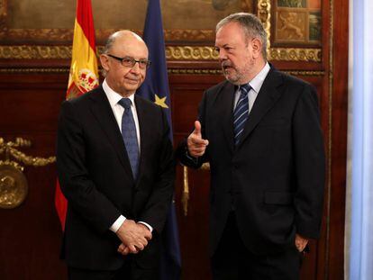 El consejero vasco de Hacienda, Pedro Azpiazu, mantiene la primera reuni&oacute;n oficial con el ministro Crist&oacute;bal Montoro, en diciembre de 2016.