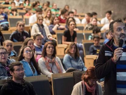 El m&eacute;dico Carlos de Sola, durante su intervenci&oacute;n en el seminario antidroga.