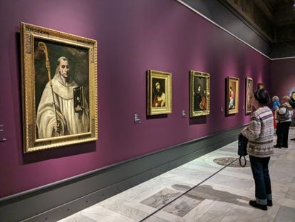 Visitantes admiran parte de la exposición de la colección rusa de arte español en el Museo Pushkin de Moscú. En primer plano, 'San Bernardo', de El Greco.