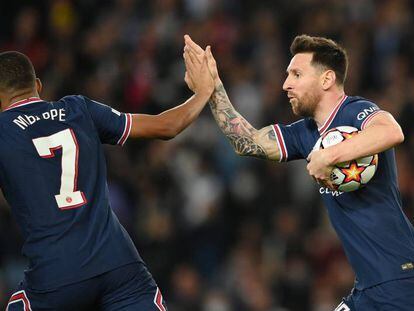  Lionel Messi del Paris Saint-Germain celebra una jugada con Kylian Mbappe  en un partido del Paris Saint-Germain frente al RB Leipzig en el  Parque de los Príncipes en París